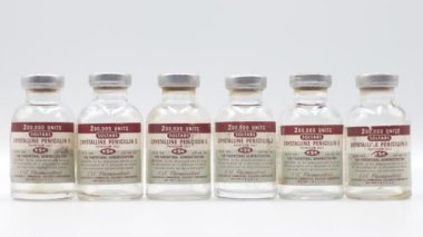Roma, İtalya 12 Kasım 2021: 1951 Vial of PENICILLIN G Yapımcı CSC İlaç Şirketi, New York, ABD