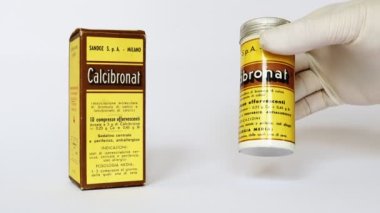 Roma, İtalya 19 Şubat 2022: 1950 'lerin klasik CALCIBRONAT SANDOZ ilaçları sinir sisteminin merkezi ve çevresel antialerjik yatıştırıcıları için. SANDOZ S.P.A. Milan (İtalya)