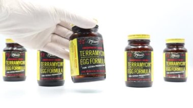 Pescara, İtalya - Nisan 06, 2019: 1960 TERRAMYCIN Pfizer EGG eski. Pulletler için Oxytetracycline Antibiyotik ve Vitamin formülasyonu. Chas tarafından Amerika 'da üretildi. PFIZER & Co. Brooklyn N.Y.