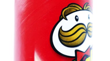 Roma, İtalya - 3 Eylül 2019: Beyaz arka planda PRINGLES Patates cipsi