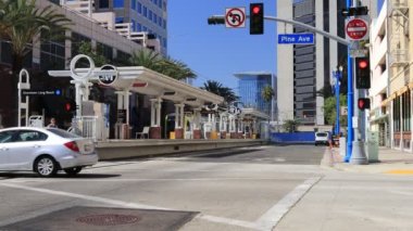 LONG BEACH Los Angeles, California - 5 Ekim 2019: Downtown Long Beach Metro İstasyonu, Los Angeles 'tan Long Beach' e Mavi Hat Metro Treni