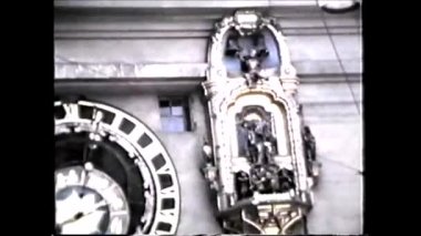 Bern, İsviçre 1960 'lar: Zytglogge Zodiacal Saat Kulesi - 1960' ların klasik videosu 8mm