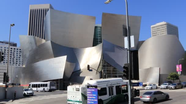ロサンゼルス カリフォルニア州 2019年10月8日 ウォルト ディズニー コンサートホールとロサンゼルスの1番街からの交通風景 — ストック動画