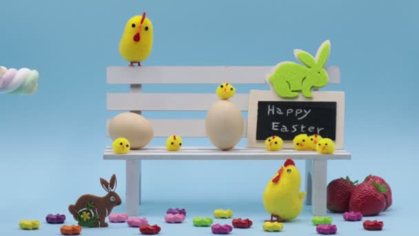 Feliz Pascua Composición Con Los Pollos Juguetes Banco — Vídeo de stock