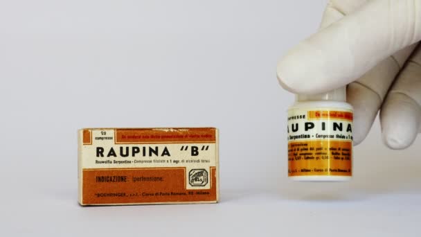 ローマ イタリア2022年2月22日 高血圧の治療のためのRauwolfia Serpentina Alkaloidとヴィンテージ1950年代RaupinaとSedaraupina薬 Boehringer ミラノ イタリア — ストック動画