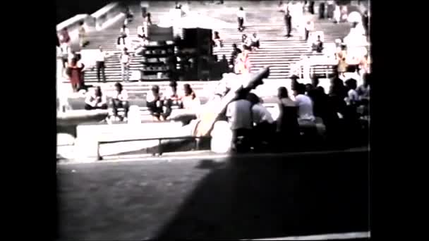 ローマ イタリア 1960年スペイン広場のバルカッチア噴水 スペイン広場 60年代のヴィンテージビデオ8Mm — ストック動画