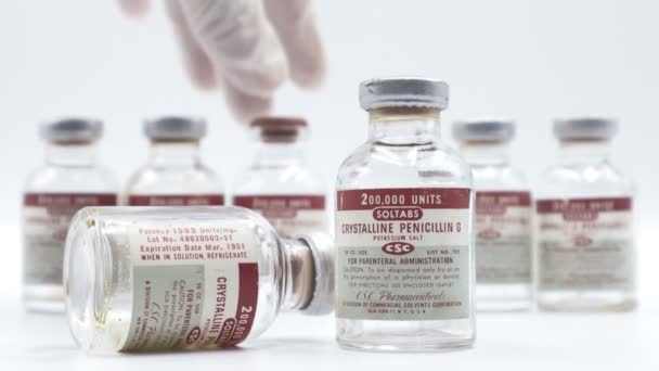 Rom Italien November 2021 Vintage 1951 Injektionsflaska Penicillin Tillverkad Csc — Stockvideo