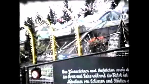 遊園地ジェットコースター 1970年代ヴィンテージビデオ8Mm — ストック動画