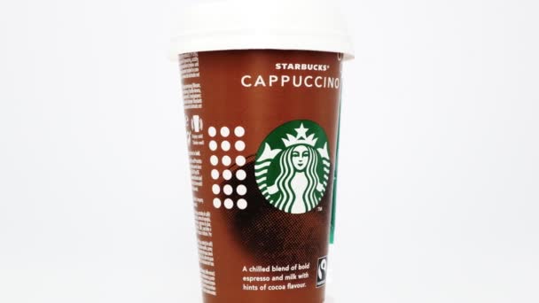 Rzym Włochy Grudnia 2019 Kubek Starbucks Cappuccino Słomką Starbucks Amerykańska — Wideo stockowe