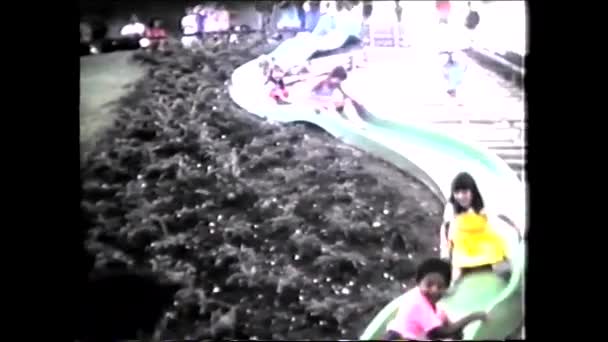 Park Rozrywki Dzieci Zjeżdżalni Vintage 1970 Film — Wideo stockowe