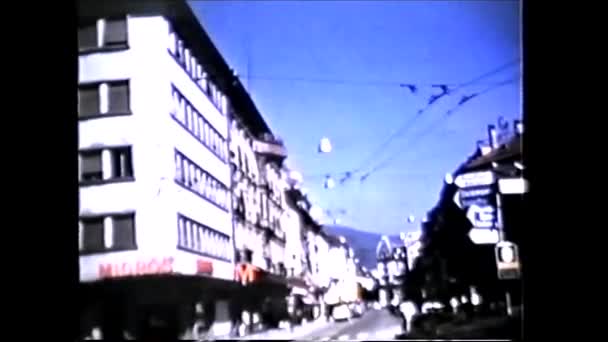 スイス ビエル ビエンヌ1960年代ミグロス店近くの車でストリートシーン Vintage 8Mm — ストック動画