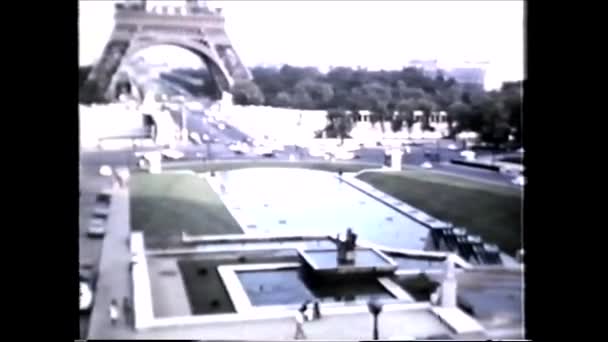 Paris Frankreich Eiffelturm Der 1960Er Jahre Trocadero Gärten Wasserkanonen Brunnen — Stockvideo