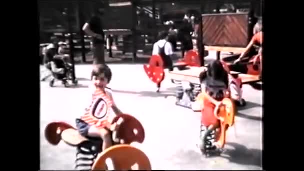 Parque Diversões Crianças Jogando Playground Spring Rockers 1970 Vídeo Vintage — Vídeo de Stock