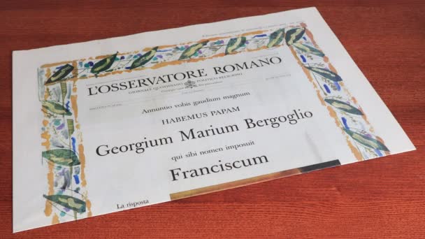 バチカン市 2013年3月13日を参照してください 教皇フランシスの選挙 2013年3月13日午後8時30分の公式バチカン新聞L Osservatore Romanoの特別版 — ストック動画