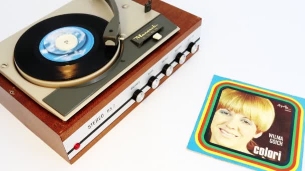 2020年4月28日 意大利佩斯卡拉 在转盘唱机上播放的老式乙烯唱片 — 图库视频影像