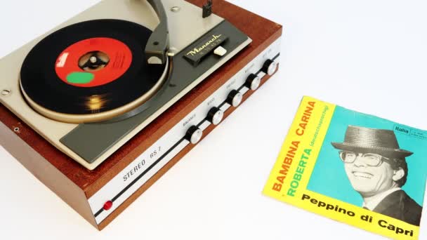 Pescara Italia Abril 2020 Vintage Vinyl Disc Playing Turntable Record — Vídeo de stock