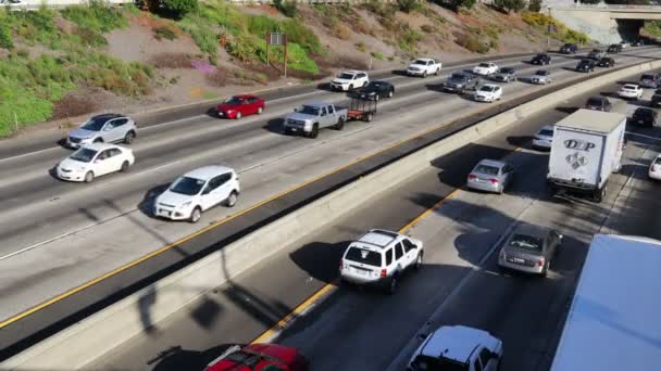 ロサンゼルス カリフォルニア州 2019年10月1日 州間高速道路5号線の交通 ロサンゼルスのNブロードウェイからのI 5ハイウェイビュー — ストック動画