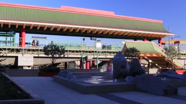 ロサンゼルス カリフォルニア州 10月2 2019 地下鉄の列車とLaメトロゴールドラインチャイナタウン駅 花プラザからの眺め — ストック動画
