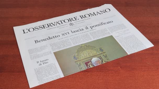 梵蒂冈 2013年2月11日 Pope Benedict Xvi 梵蒂冈官方报纸L Osservatore Romano 2013年2月11日 — 图库视频影像