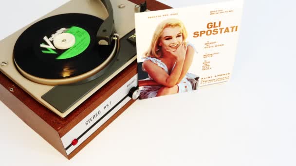 Pescara Italia Abril 2020 Vintage Vinyl Disc Playing Turntable Record — Vídeos de Stock