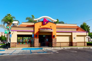 Los Angeles, Kaliforniya 10 Ekim 2019 TACO Fast food restoranı. Taco Bell, Meksika 'da taco, burrito, quesadilla ve nachos içeren değişik yemekler sunar.
