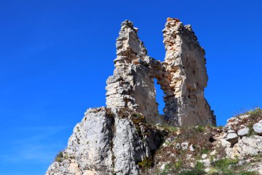 Rocca Calascio Kalesi dağın tepesindeki bir kaledir.