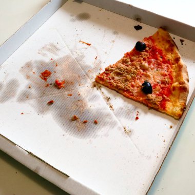 Kağıt kutuda pizzanın yakın plan çekimi. 