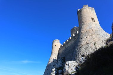Rocca Calascio Kalesi dağın tepesindeki bir kaledir.