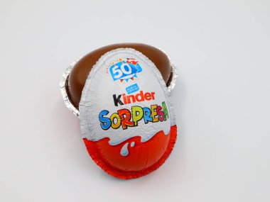 Pescara, İtalya 5 Mart 2019 Kinder Sürpriz Çikolatalı Yumurtalar. Kinder Surprise, Ferrero tarafından İtalya 'da üretilen bir üründür.