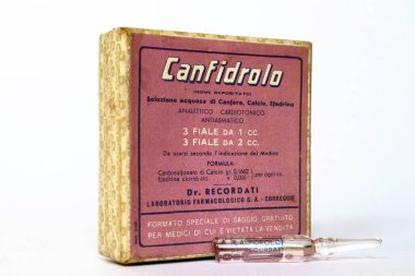 Milan, İtalya 3 Mart 2022: 1940 'ların klasik CANFIDROLO şişeleri analitik, kardiyonik ve antiastım için Efedrin içeren kutu ilaçları. Dr. RECORDATI S.A. - Correggio (İtalya)