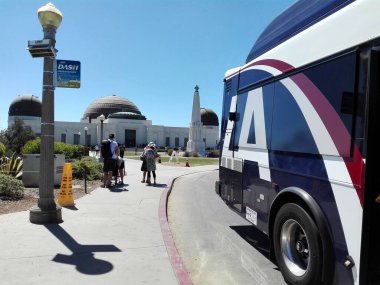 LOS ANGELES, California - 17 Eylül 2018: Los Angeles LADOT Transit DASH otobüs ve otobüs durağı Griffith Gözlemevi
