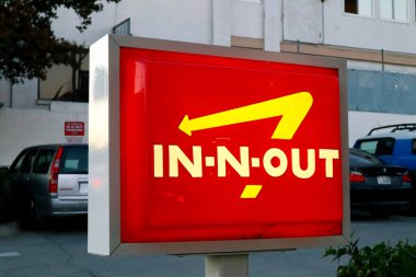 Hollywood, California - 6 Ekim 2019 Hollywood Sunset Bulvarı 'nda In-N-Out BURGER. Öncelikli olarak Güneybatı ve Pasifik Sahili 'nde konumları olan Amerikan Fast Food Restoranlar zinciri.
