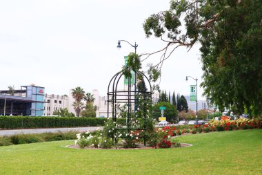 Beverly Hills, California - 12 Mayıs 2019: Santa Monica Bulvarı 'ndaki Beverly Gardens Parkı manzarası