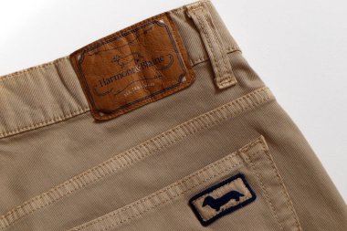 Roma, İtalya - 29 Eylül 2022: HARMONT ve siyah pantolon etiketi. HB, İtalyan yüksek kaliteli sıradan moda markası.