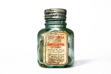 Milan, İtalya 3 Mart 2022: Çocuklar için 1920 model Gliserin Fitilleri. CARLO ERBA S.A. Milan (İtalya)