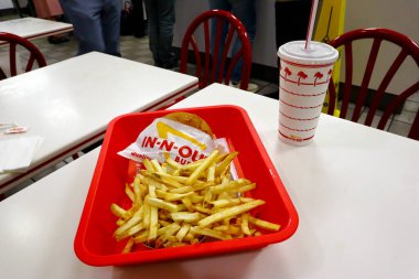 Los Angeles, California - 6 Ekim 2019: In-N-Out Burger Hamburger ve patates kızartması fast-food restoranının içindeki masada bir tepside