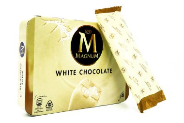 Pescara, İtalya - 31 Mayıs 2020: MAGNUM White Chocolate Ice Cream Yapımcısı Unilever