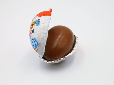 Pescara, İtalya 5 Mart 2019 Kinder Sürpriz Çikolatalı Yumurtalar. Kinder Surprise, Ferrero tarafından İtalya 'da üretilen bir üründür.