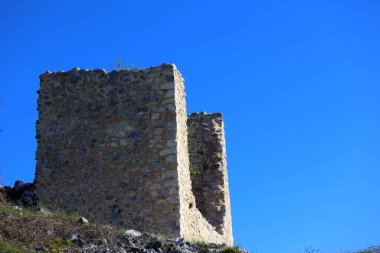 Rocca Calascio Kalesi dağın tepesindeki bir kaledir.