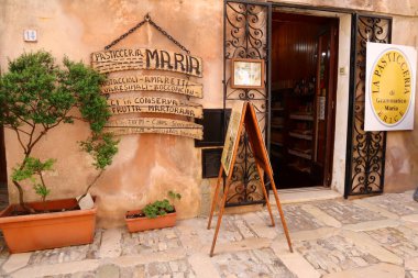 Erice, Sicilya (İtalya) 3 Temmuz 2022: Maria Grammatico Pasta Dükkanı. Maria Grammatico Sicilya 'nın en ünlü pastacısıdır.