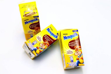 Pescara, İtalya - 18 Ağustos 2019: NESQUIK Çikolatalı Süt. Nesquik, Nestle tarafından üretilen bir markadır.