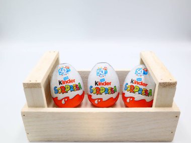 Pescara, İtalya 27 Şubat 2019: Kinder Sürpriz Çikolatalı Yumurtalar. Kinder Surprise, Ferrero tarafından İtalya 'da üretilen bir üründür.