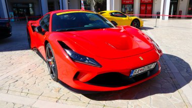 Citta Sant 'Angelo, İtalya 8 Nisan 2022 Ferrari F8 haracı. Ferrari, İtalya 'nın Maranello şehrinde bulunan lüks bir İtalyan spor arabasıdır.