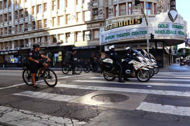 Los Angeles, California - 6 Ekim 2019: Los Angeles Polis Departmanı Kuyumcu Bölgesi 'nde bisiklet ve motosikletle