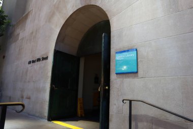 Los Angeles, Kaliforniya - 16 Mayıs 2019 Los Angeles Halk Kütüphanesi 'nin dış görünüşü Los Angeles şehir merkezinde yer almaktadır.