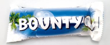 Roma, İtalya 9 Kasım 2021: Beyaz arkaplanda tecrit edilmiş çikolata