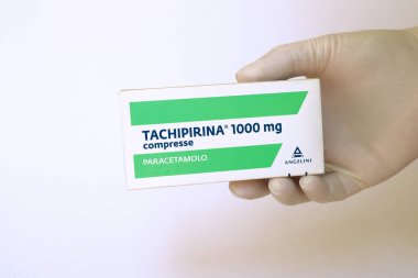 Roma, İtalya 10 Şubat 2022: Bir kutu TACHIPIRINA 1000 mg tablet. Tachipirina parasetamol içeriyor, ateş ve ağrıyı tedavi etmek için kullanılan bir ilaç. İmalat: Angelini Pharma, İtalya