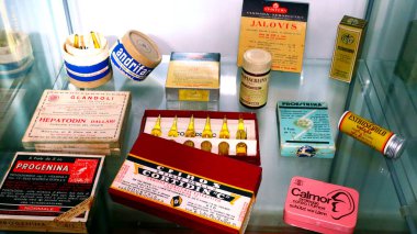 Eczane, sergilenen eski ilaçlar. 