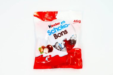 Pescara, İtalya 29 Kasım 2019 Kinder Schoko Çikolata Bons. Kinder, Ferrero tarafından İtalya 'da üretilen bir gıda ürünüdür.