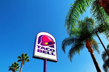 Los Angeles, Kaliforniya 10 Ekim 2019 TACO Fast food restoranı. Taco Bell, Meksika 'da taco, burrito, quesadilla ve nachos içeren değişik yemekler sunar.